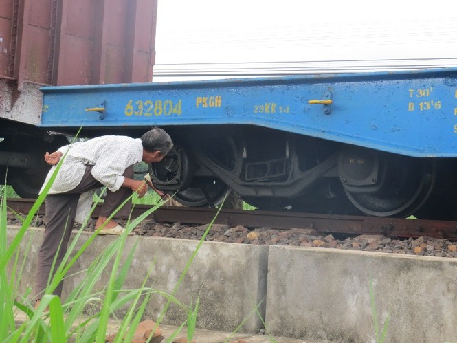 Nổ ổ dầu, tàu hỏa nghiền nát 7 km tà vẹt - ảnh 2