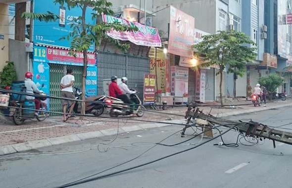 Cột điện đổ ngang đường lúc sáng sớm - ảnh 1