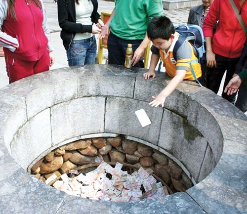 Góc khuất 'xấu xí' của lễ hội - ảnh 6
