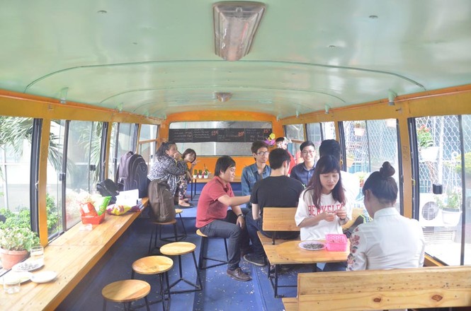 Độc đáo quán cà phê trên xe buýt ở Hà Nội - ảnh 1