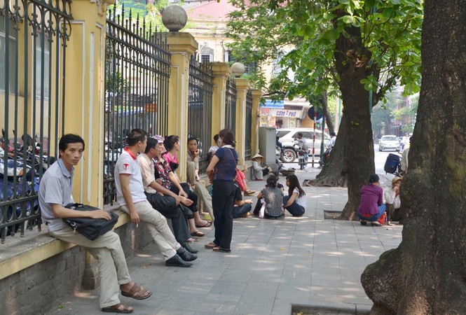Muôn kiểu 'chống' nắng nóng đầu hè của người Hà Nội - ảnh 2
