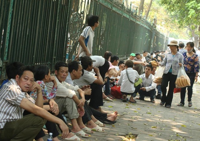 Muôn kiểu 'chống' nắng nóng đầu hè của người Hà Nội - ảnh 1