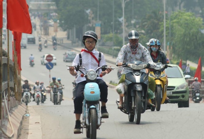 Muôn kiểu 'chống' nắng nóng đầu hè của người Hà Nội - ảnh 11