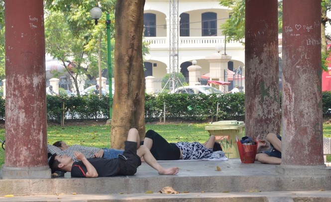 Muôn kiểu 'chống' nắng nóng đầu hè của người Hà Nội - ảnh 6