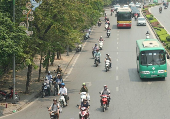 Muôn kiểu 'chống' nắng nóng đầu hè của người Hà Nội - ảnh 12