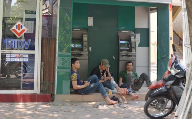 Muôn kiểu 'chống' nắng nóng đầu hè của người Hà Nội - ảnh 5