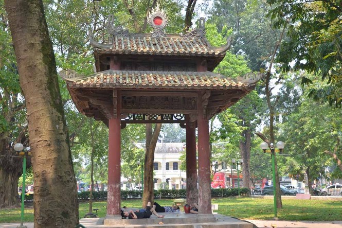 Muôn kiểu 'chống' nắng nóng đầu hè của người Hà Nội - ảnh 7