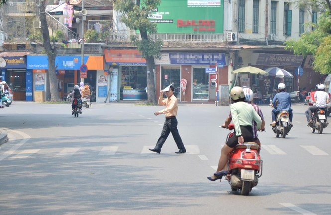 Muôn kiểu 'chống' nắng nóng đầu hè của người Hà Nội - ảnh 9