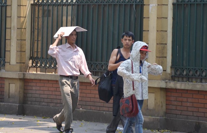 Muôn kiểu 'chống' nắng nóng đầu hè của người Hà Nội - ảnh 8