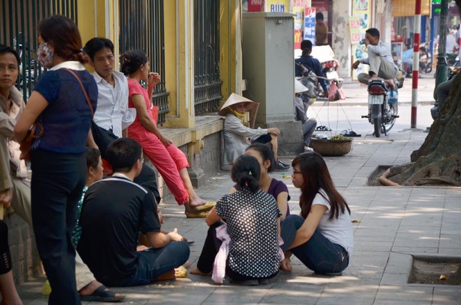 Muôn kiểu 'chống' nắng nóng đầu hè của người Hà Nội - ảnh 3