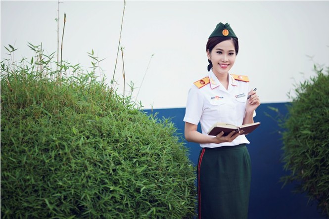 Hoa khôi Đồng bằng 2015 đẹp rạng rỡ trong quân phục - ảnh 1