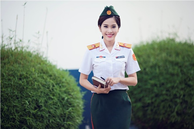 Hoa khôi Đồng bằng 2015 đẹp rạng rỡ trong quân phục - ảnh 2