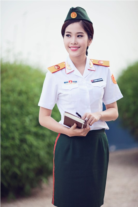 Hoa khôi Đồng bằng 2015 đẹp rạng rỡ trong quân phục - ảnh 3