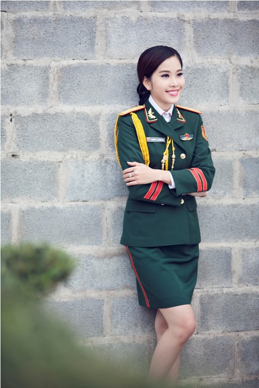 Hoa khôi Đồng bằng 2015 đẹp rạng rỡ trong quân phục - ảnh 4