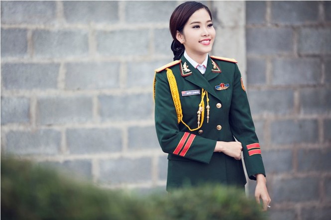 Hoa khôi Đồng bằng 2015 đẹp rạng rỡ trong quân phục - ảnh 5
