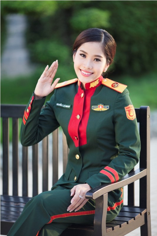 Hoa khôi Đồng bằng 2015 đẹp rạng rỡ trong quân phục - ảnh 6