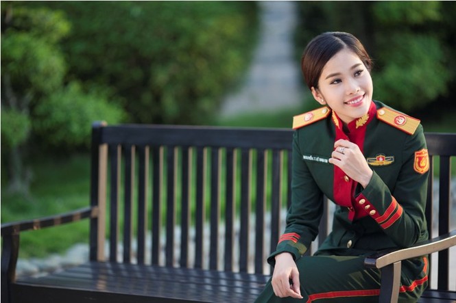 Hoa khôi Đồng bằng 2015 đẹp rạng rỡ trong quân phục - ảnh 7