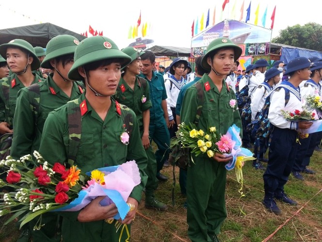 Tướng quân đội động viên tân binh lên đường nhập ngũ - ảnh 2