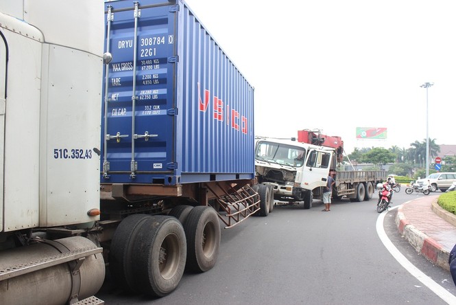 Xe tải găm chặt đuôi container sau cú đâm kinh hoàng - ảnh 1
