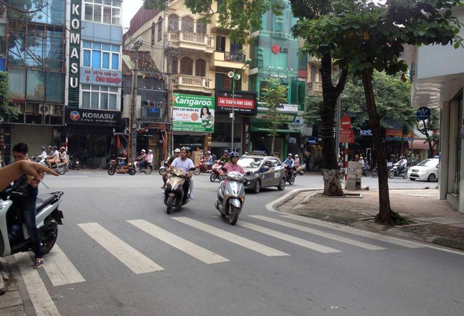 Đâm đổ xe máy, tài xế lái taxi bỏ chạy bạt mạng trên phố - ảnh 1