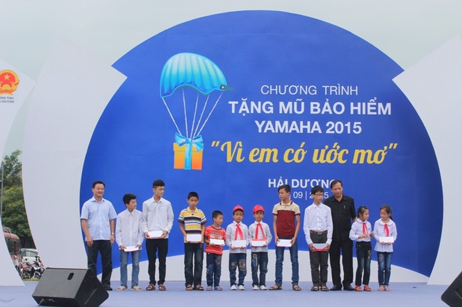 Tặng 20.000 mũ bảo hiểm cho trẻ em ở Hải Dương, Bình Định - ảnh 2