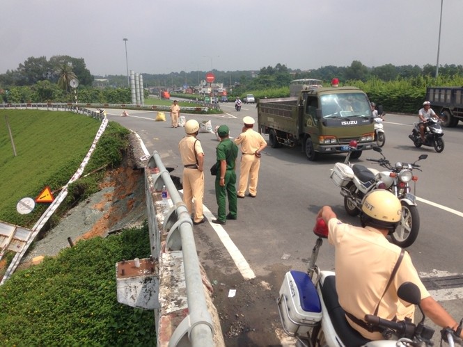 Phong tỏa cầu vượt Thủ Đức vì sạt lở nghiêm trọng - ảnh 5
