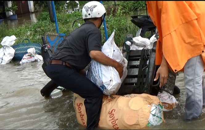 Sài Gòn thành sông, người dân bì bõm lội nước đi làm - ảnh 9
