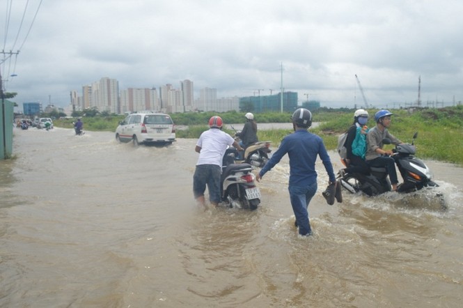 Sài Gòn thành sông, người dân bì bõm lội nước đi làm - ảnh 2