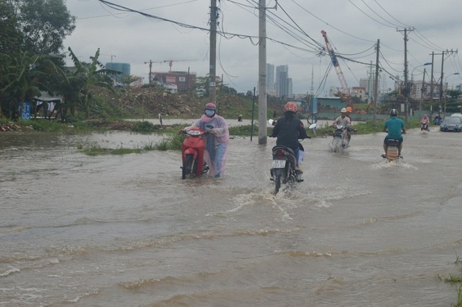 Sài Gòn thành sông, người dân bì bõm lội nước đi làm - ảnh 3