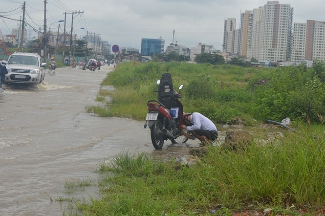 Sài Gòn thành sông, người dân bì bõm lội nước đi làm - ảnh 4