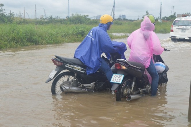 Sài Gòn thành sông, người dân bì bõm lội nước đi làm - ảnh 5