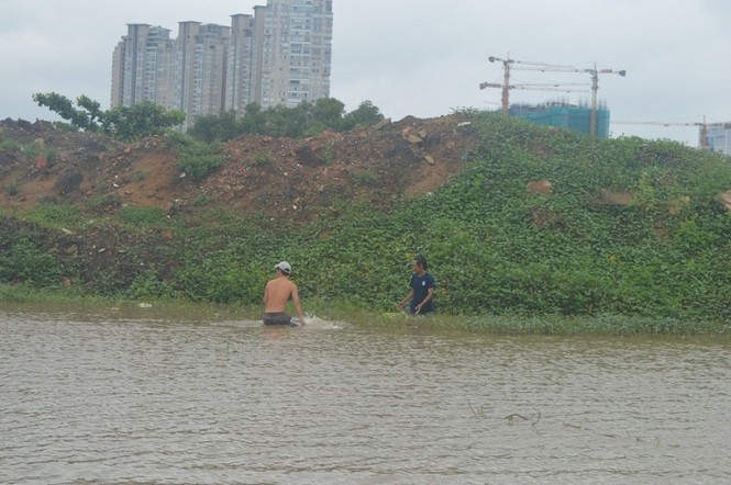Sài Gòn thành sông, người dân bì bõm lội nước đi làm - ảnh 6