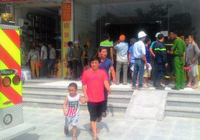 Báo cháy nhầm, dân Linh Đàm chen nhau chạy thoát thân - ảnh 1