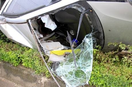 Taxi leo dải phân cách dính chặt cột đèn, 3 người nhập viện - ảnh 2