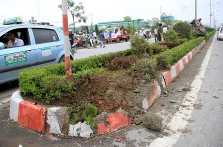 Taxi leo dải phân cách dính chặt cột đèn, 3 người nhập viện - ảnh 1