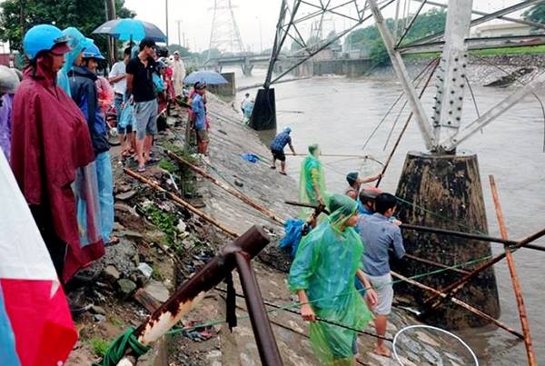 Người dân Hà Nội đổ xô bắt cá trên sông sau mưa lớn - ảnh 3
