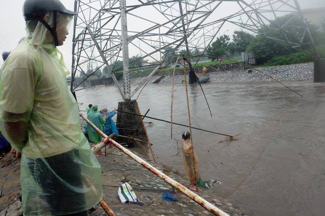 Người dân Hà Nội đổ xô bắt cá trên sông sau mưa lớn - ảnh 6