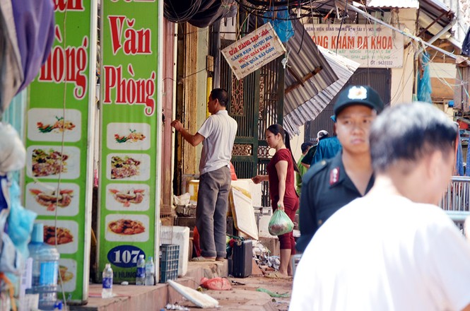 Nạn nhân biệt thự Pháp đổ sập được về lấy đồ đạc - ảnh 8