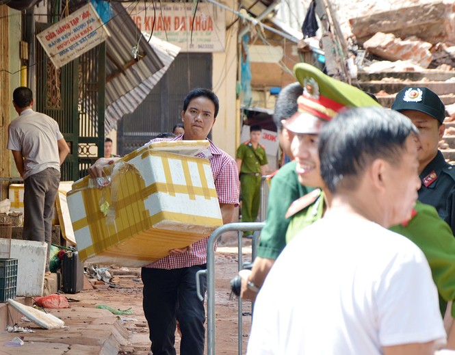Nạn nhân biệt thự Pháp đổ sập được về lấy đồ đạc - ảnh 7