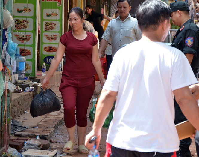 Nạn nhân biệt thự Pháp đổ sập được về lấy đồ đạc - ảnh 4
