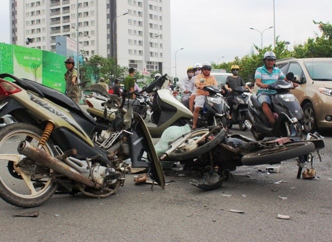 Xe máy gẫy đôi sau cú tông lúc sáng sớm - ảnh 1