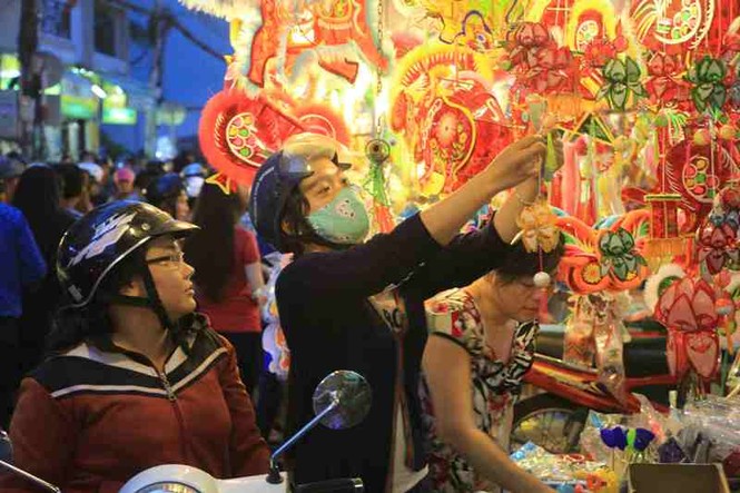 Hàng ngàn người dân nô nức vui hội phố lồng đèn - ảnh 14