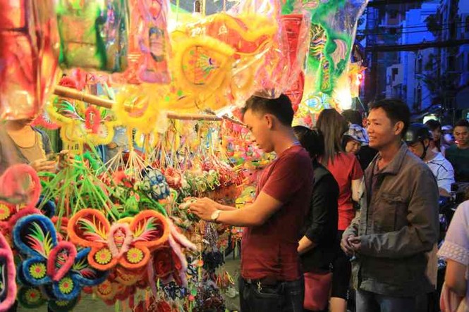 Hàng ngàn người dân nô nức vui hội phố lồng đèn - ảnh 3