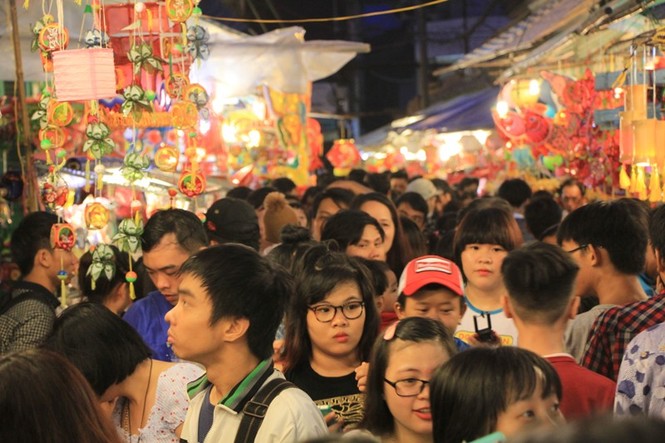 Hàng ngàn người dân nô nức vui hội phố lồng đèn - ảnh 6
