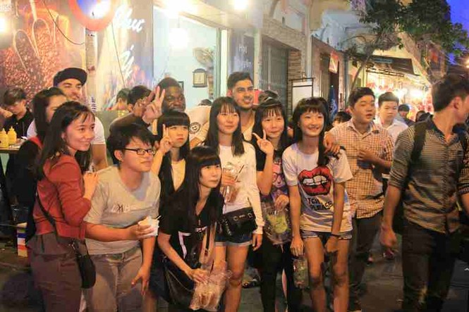 Hàng ngàn người dân nô nức vui hội phố lồng đèn - ảnh 7