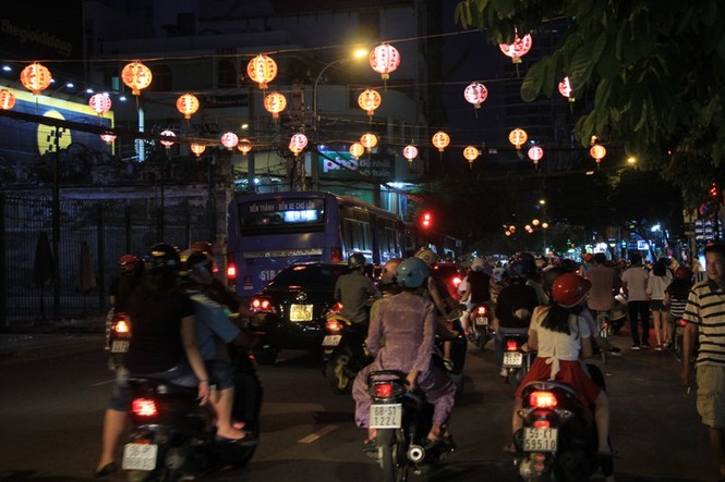 Hàng ngàn người dân nô nức vui hội phố lồng đèn - ảnh 8