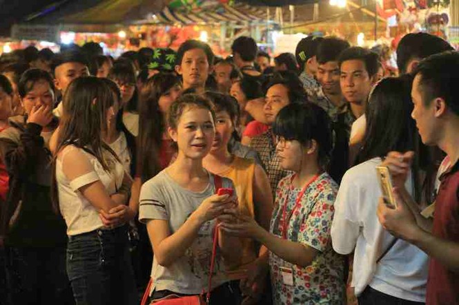 Hàng ngàn người dân nô nức vui hội phố lồng đèn - ảnh 9