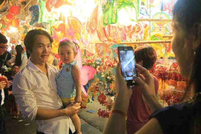 Hàng ngàn người dân nô nức vui hội phố lồng đèn - ảnh 10
