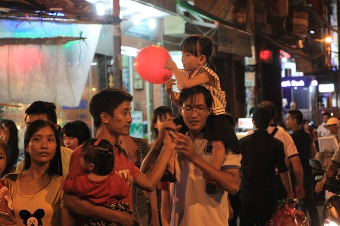 Hàng ngàn người dân nô nức vui hội phố lồng đèn - ảnh 11