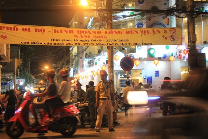 Hàng ngàn người dân nô nức vui hội phố lồng đèn - ảnh 12